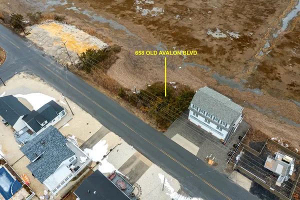 a picture of a lake view