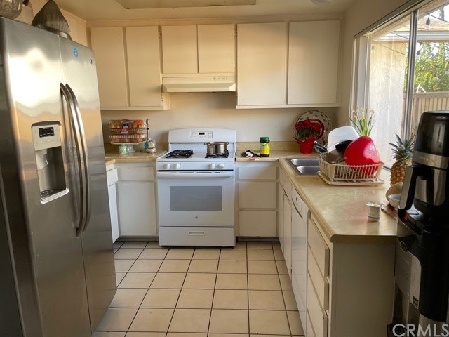 541 Oak Tree Place Escondido, CA 92027 - Photo 4 of 9