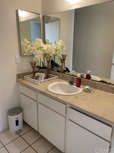 541 Oak Tree Place Escondido, CA 92027 - Photo 5 of 9