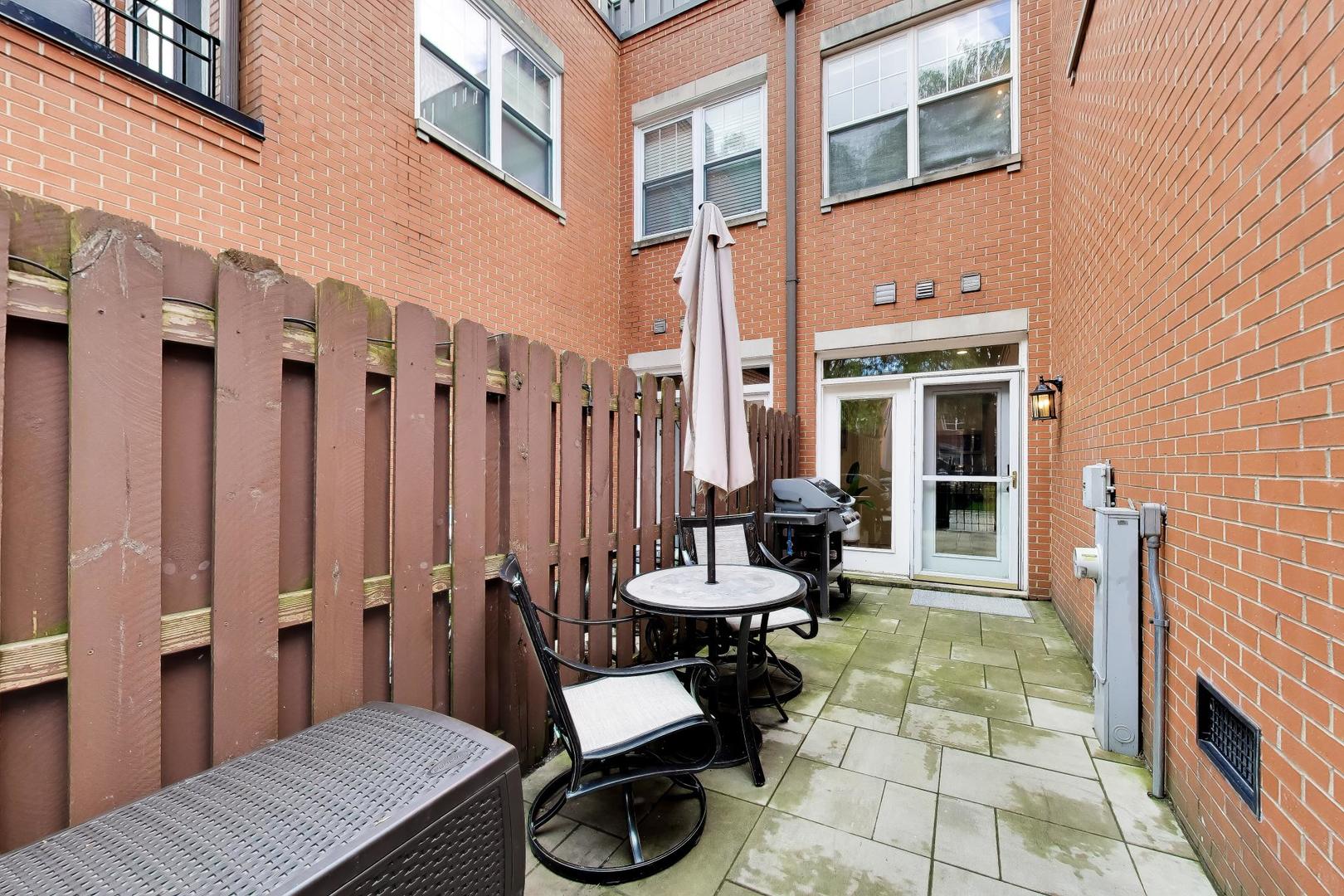 232 West Scott Street Chicago, IL 60610 - Photo 36 of 39 a view of a patio with chairs and tables