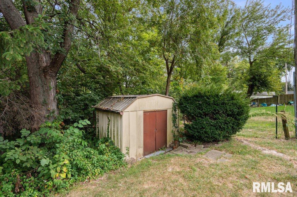 513 12th Avenue Hampton, IL 61256 - Photo 32 of 35 a backyard of a house with lots of green space