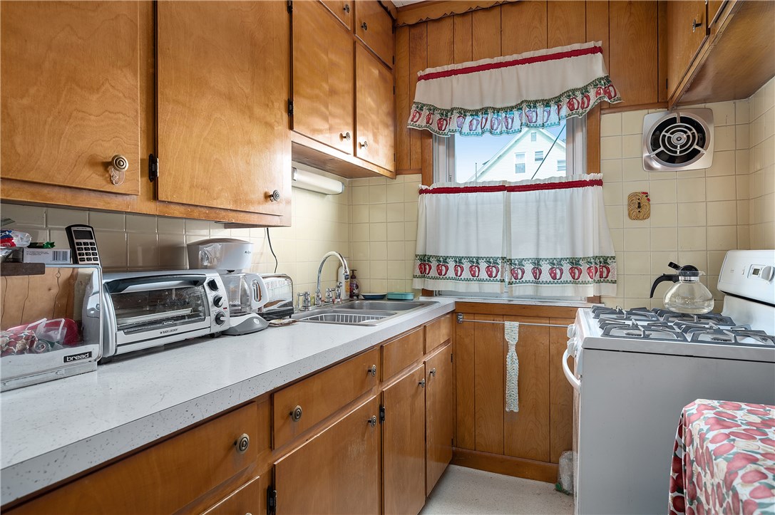 36 Hanover Avenue Pawtucket, RI 02861 - Photo 12 of 31