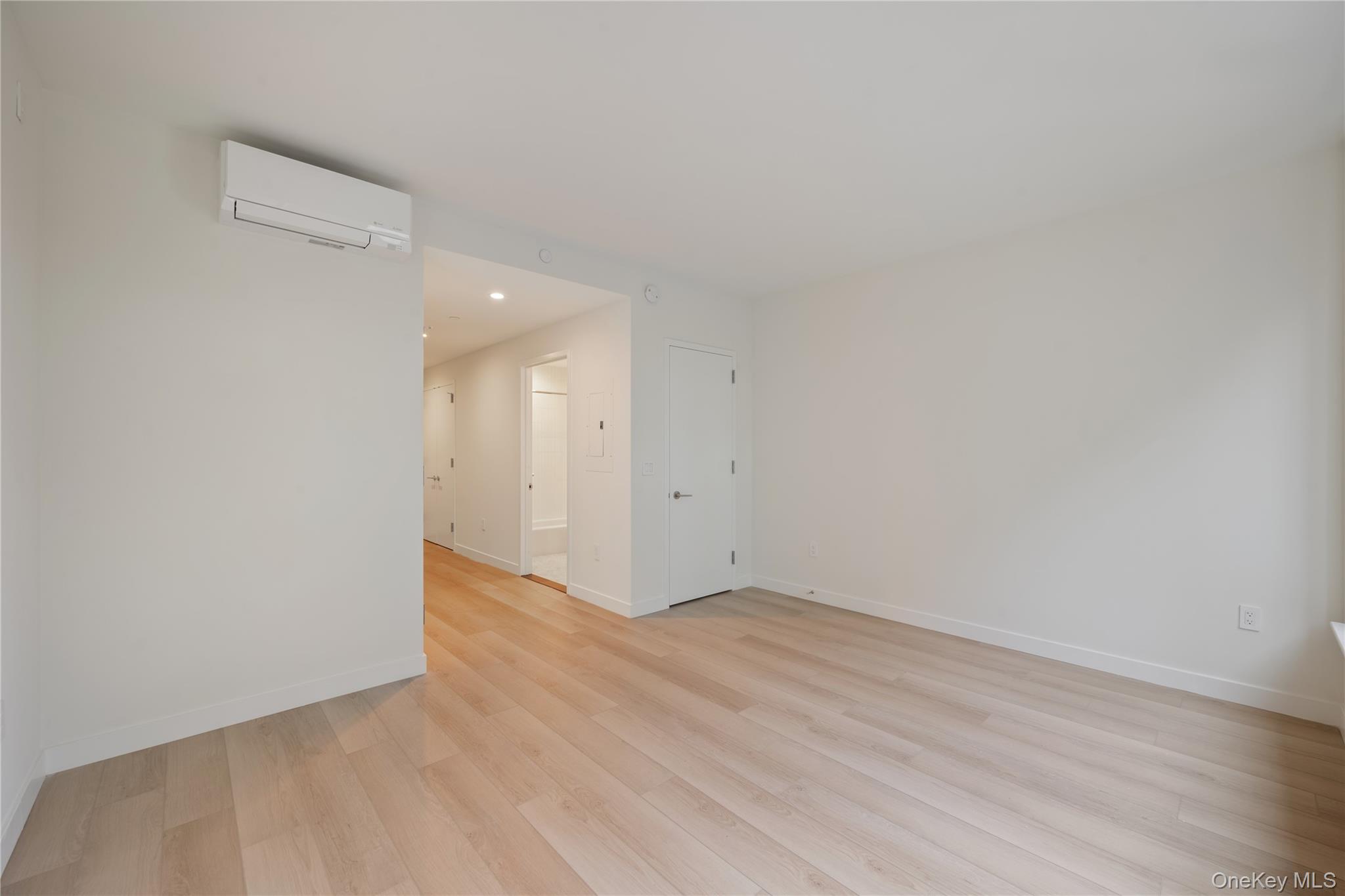 15310-unit #804 15310-unit Avenue Queens, NY 11432 - Photo 5 of 19 a view of an empty room