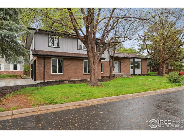 a view of a yard in front of a house