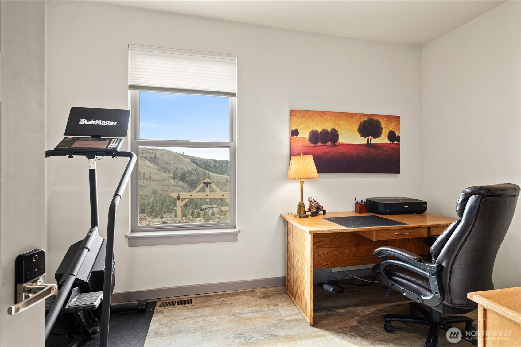6083 Secret Canyon Road Ellensburg, WA 98926 - Photo 26 of 40 a room with furniture and a window