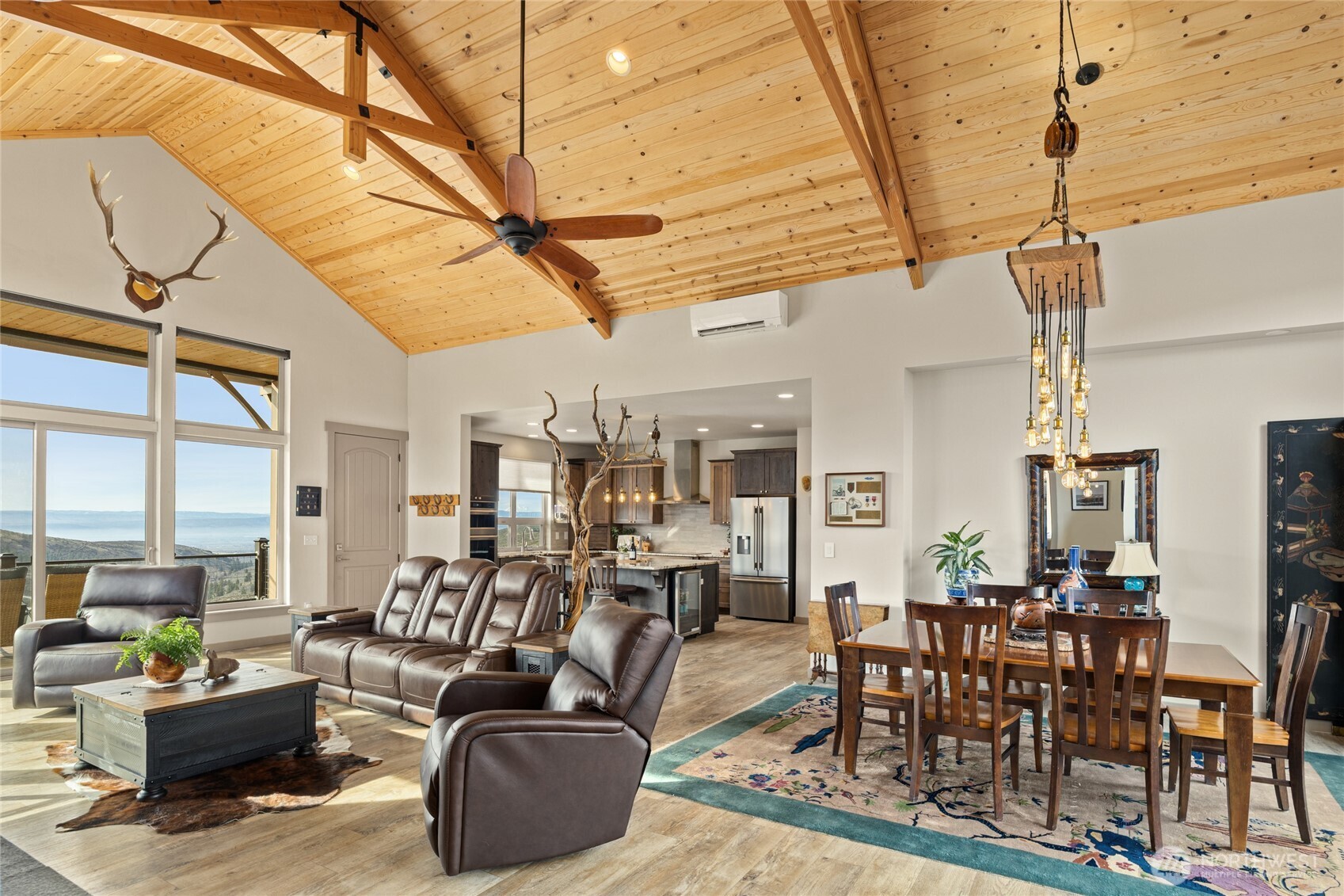 6083 Secret Canyon Road Ellensburg, WA 98926 - Photo 7 of 40 a living room with furniture
