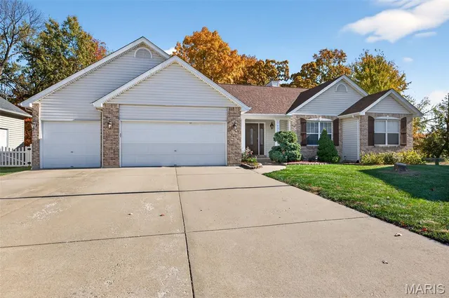 $430,000 | 1433 Schoal Creek Drive, St. Peters, MO 63366