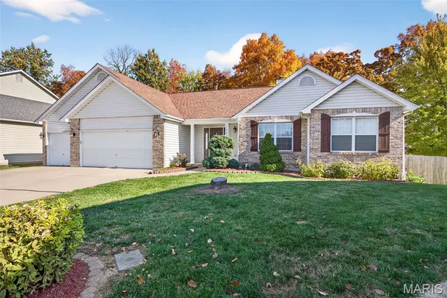 $430,000 | 1433 Schoal Creek Drive, St. Peters, MO 63366