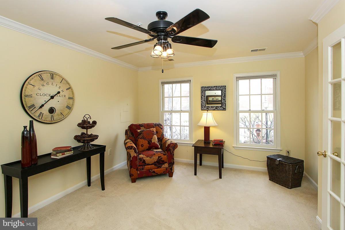 204 Ridgepoint Place Gaithersburg, MD 20878 - Photo 7 of 30 Entrance level - Bedroom/study/library/family room