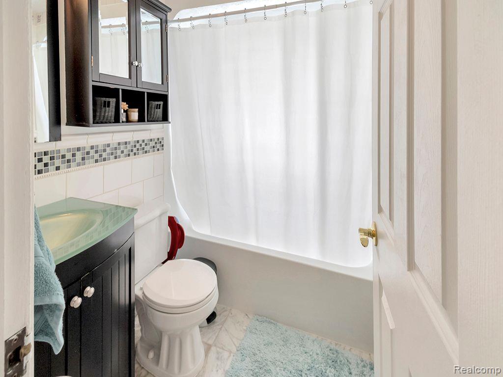 21222 Meridian Road Grosse Ile, MI 48138 - Photo 18 of 33 Gallery Image 18