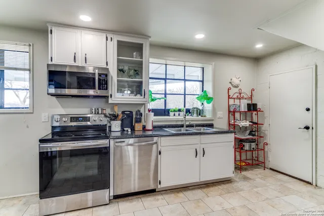 a view of an entryway with livingroom