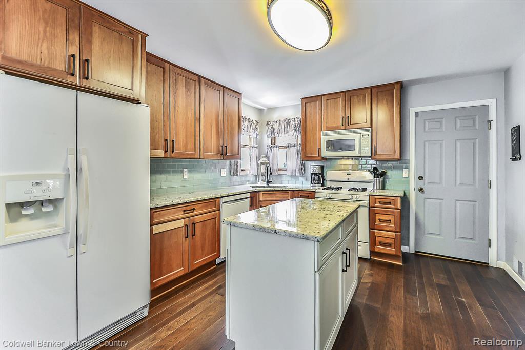 11088 Whitewood Road Pinckney, MI 48169 - Photo 6 of 44 Gallery Image 6
