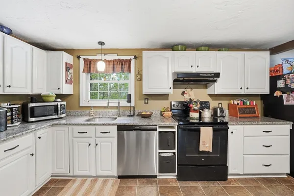 $379,900 | 22 Birch Street, West Brookfield, MA 01585
