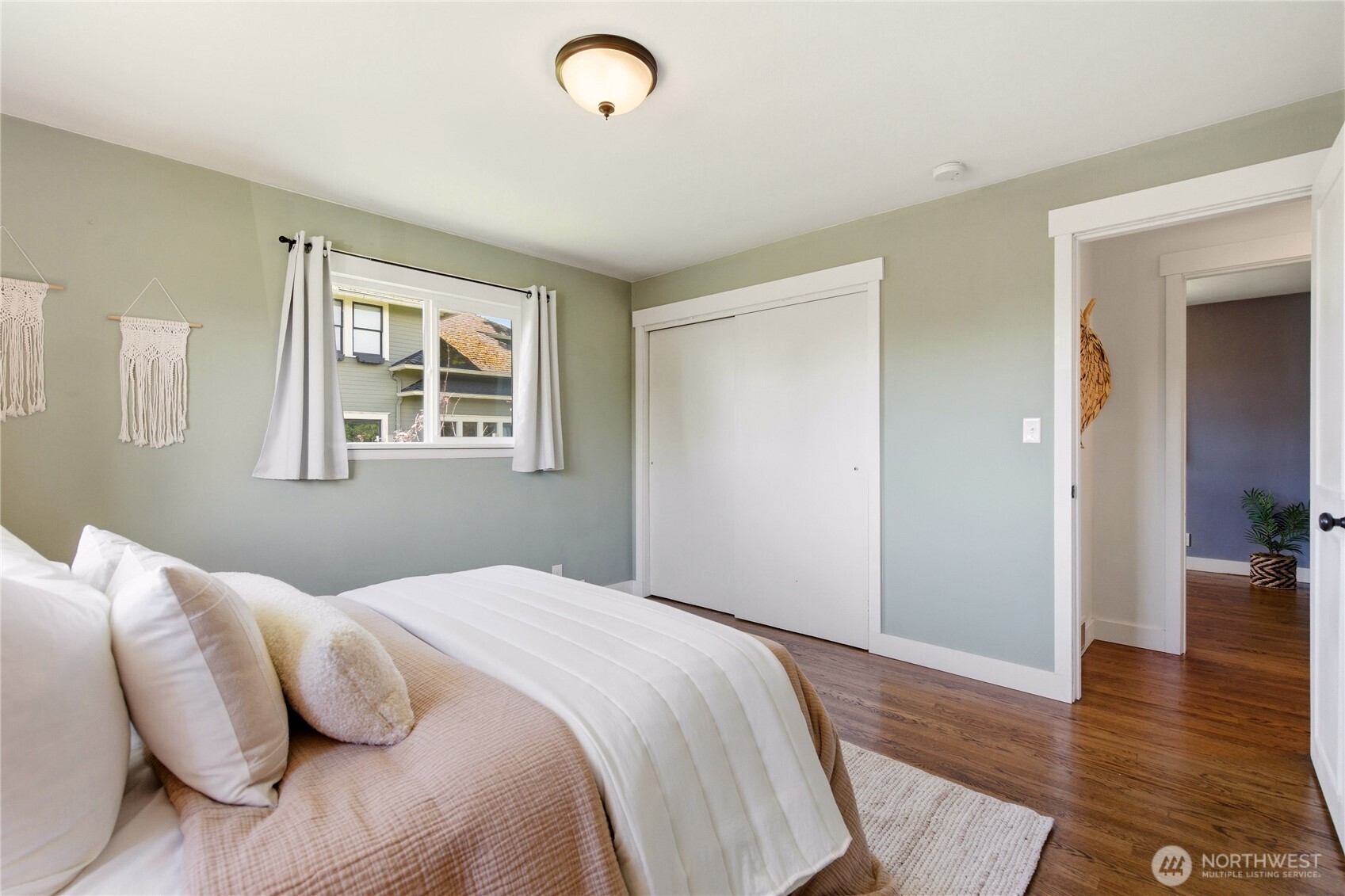 6825 Linden Avenue North Seattle, WA 98103 - Photo 18 of 40
