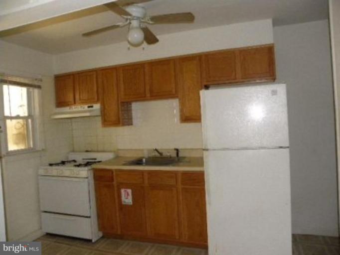 4842 Greencrest Road Baltimore, MD 21206 - Photo 11 of 14 a utility room with dryer and washer