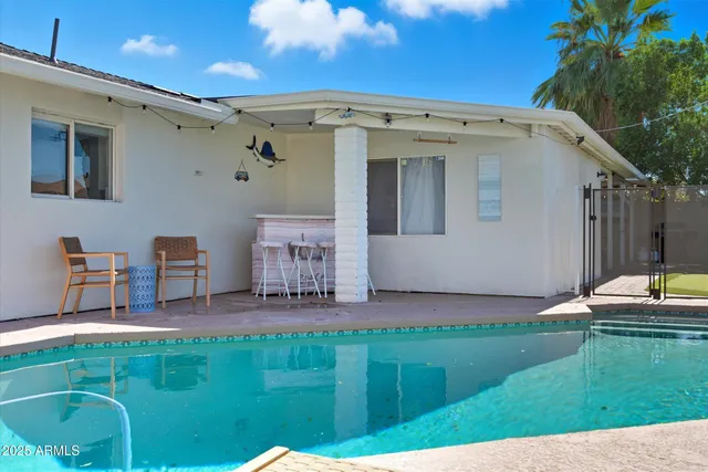 a view of a backyard