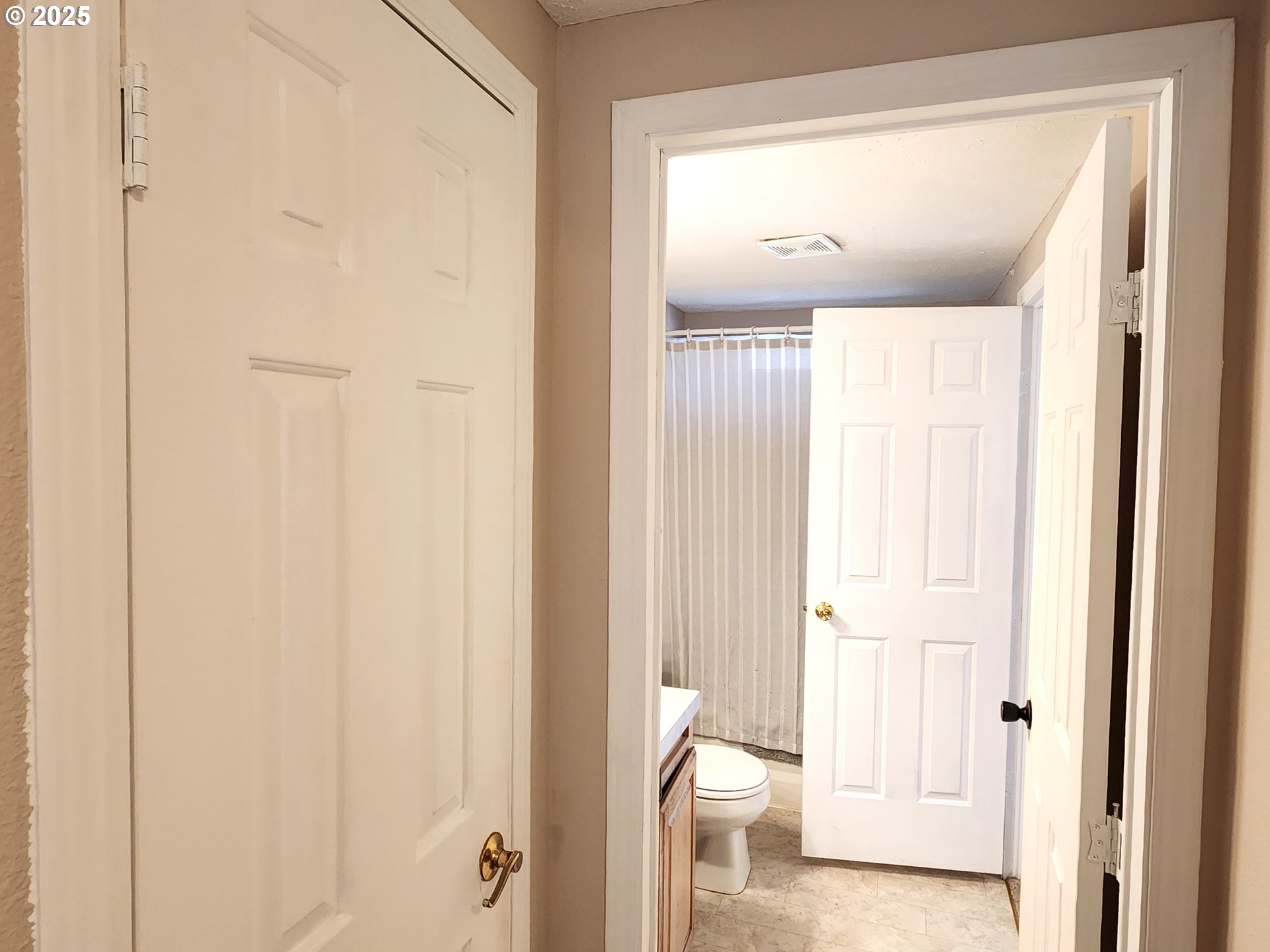 1809 26th Street, Unit 21 La Grande, OR 97850 - Photo 14 of 18 a view of a bathroom from a hallway
