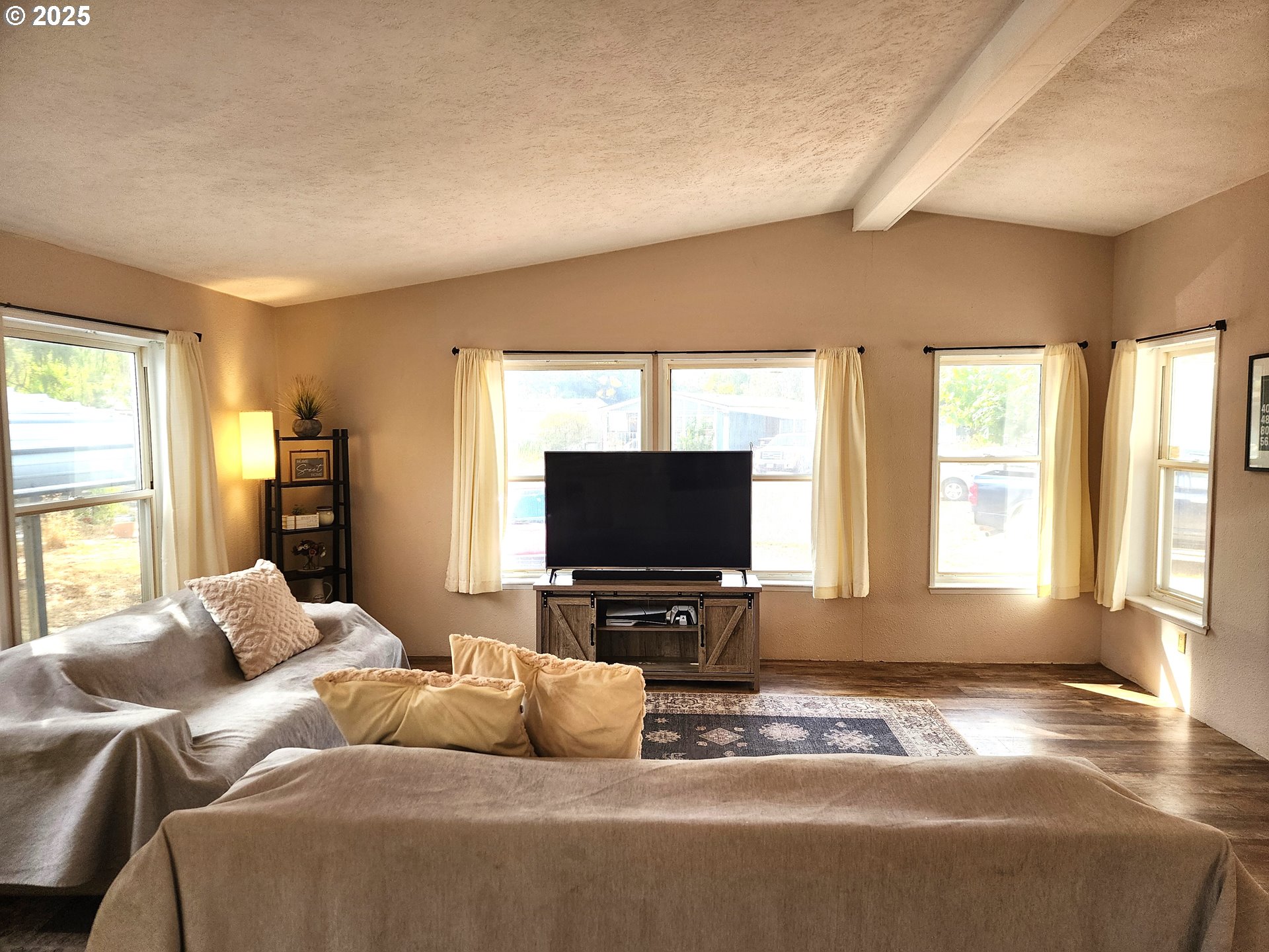 1809 26th Street, Unit 21 La Grande, OR 97850 - Photo 8 of 18 a living room with furniture and a flat screen tv