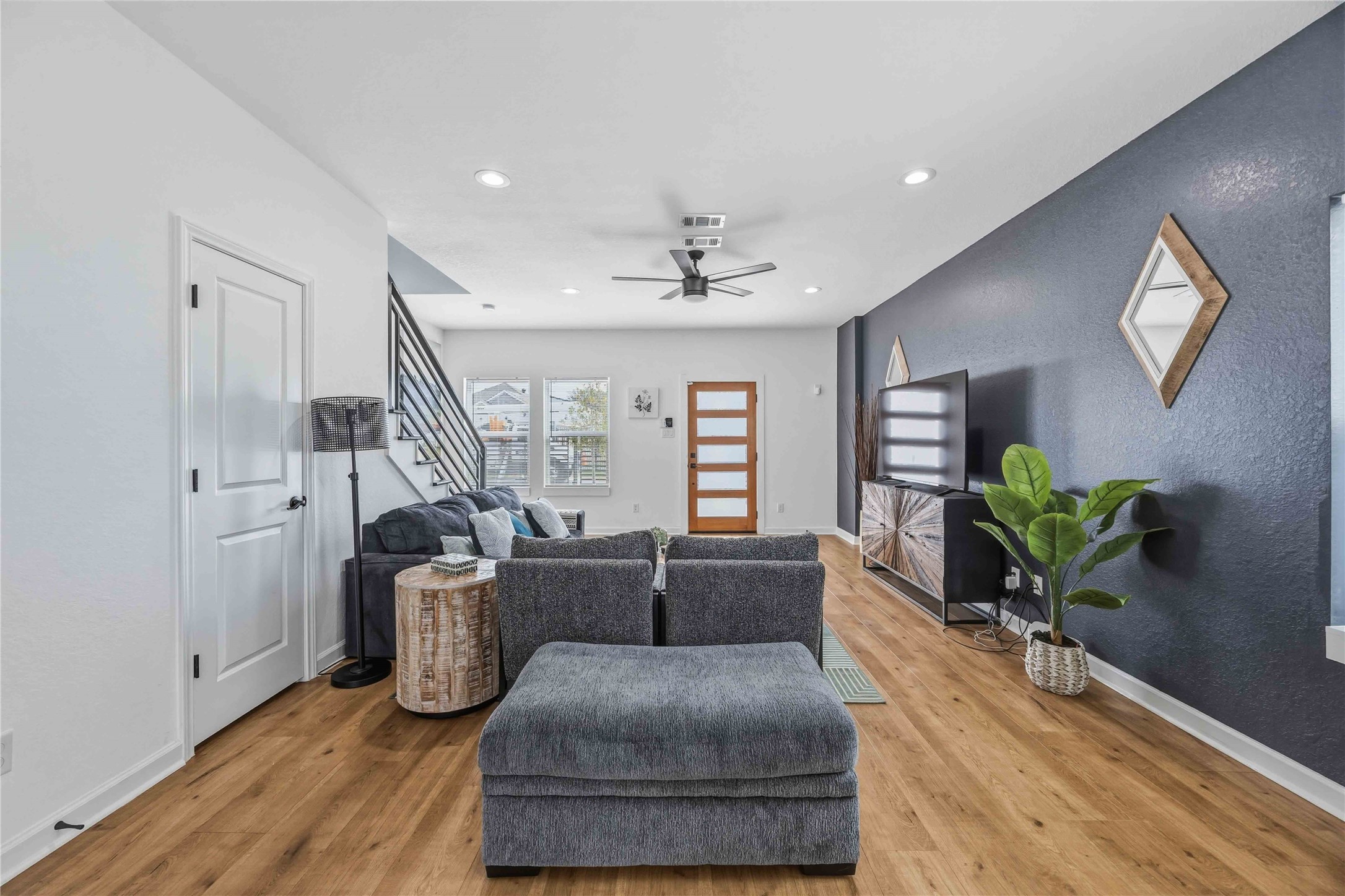 6130 Conley Street, Unit A Houston, TX 77021 - Photo 4 of 30 a living room with furniture and a wooden floor
