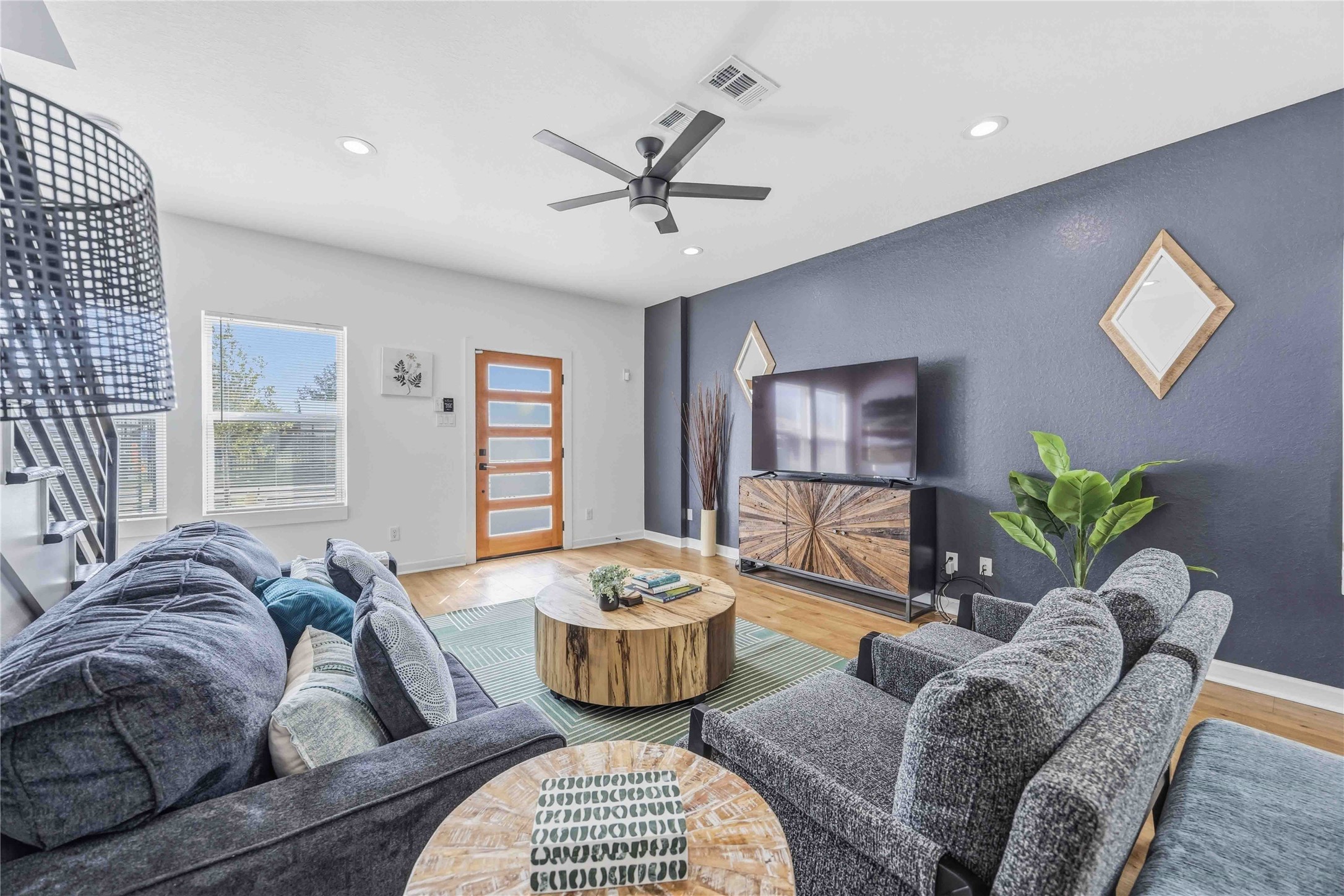 6130 Conley Street, Unit A Houston, TX 77021 - Photo 5 of 30 a living room with furniture and a potted plant