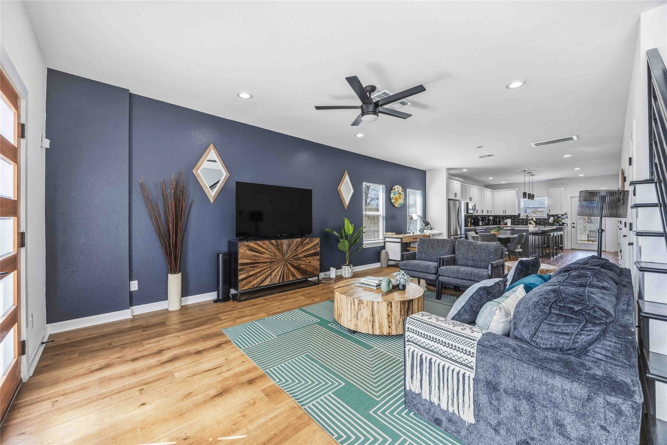 6130 Conley Street, Unit A Houston, TX 77021 - Photo 6 of 30 a living room with furniture and a flat screen tv