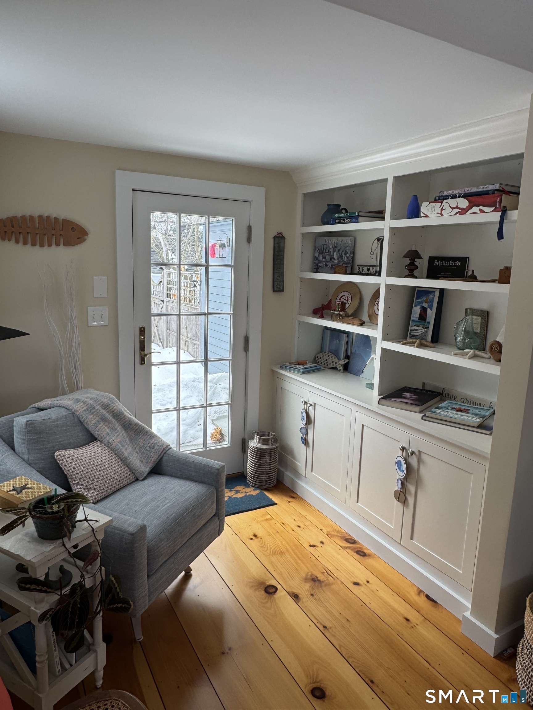 84 Waterside Lane, Unit 3 Clinton, CT 06413 - Photo 22 of 37 a bedroom with furniture and a window