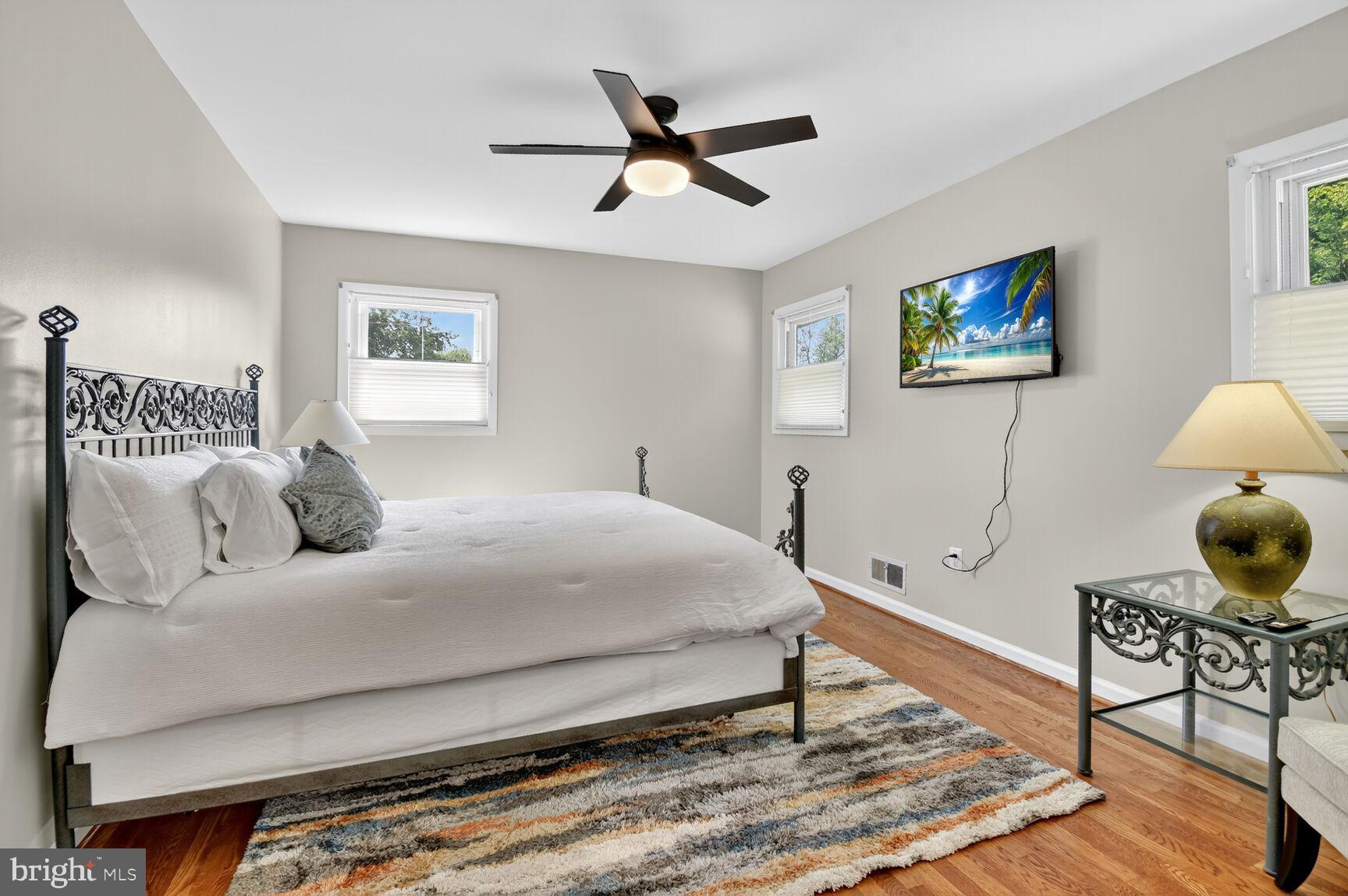 6801 Trowbridge Place Fort Washington, MD 20744 - Photo 18 of 30 a bedroom with a bed and a potted plant