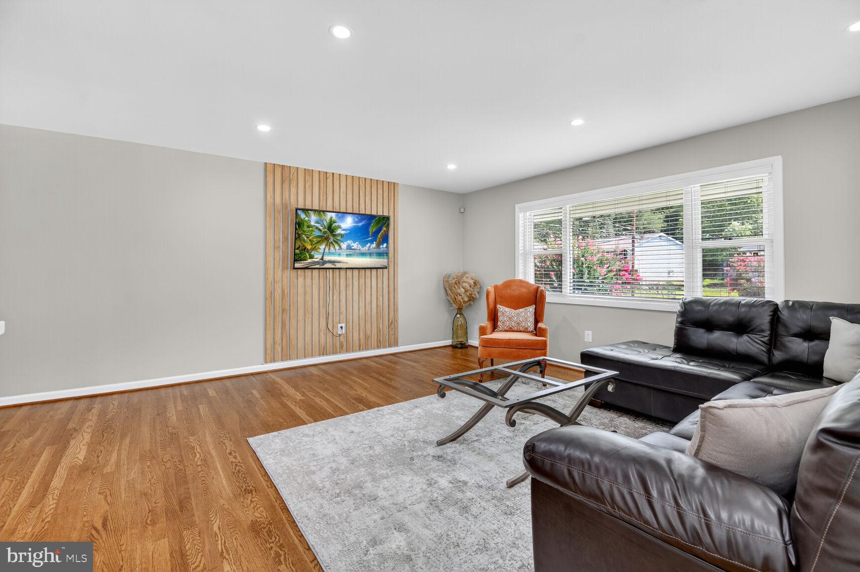 6801 Trowbridge Place Fort Washington, MD 20744 - Photo 5 of 30 a living room with furniture and a flat screen tv