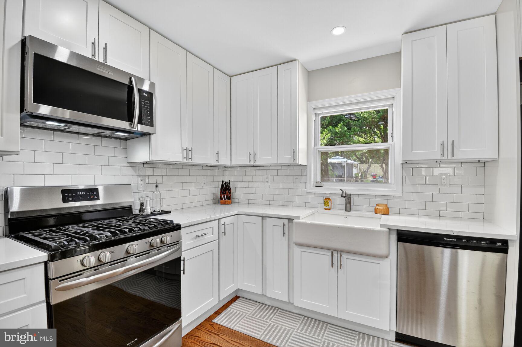 6801 Trowbridge Place Fort Washington, MD 20744 - Photo 8 of 30 a kitchen with a sink stove and microwave