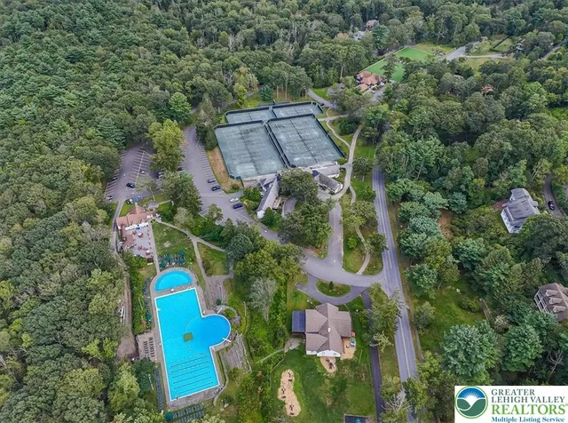 $500,000 | 119 Falls Drive, Cresco, PA 18326