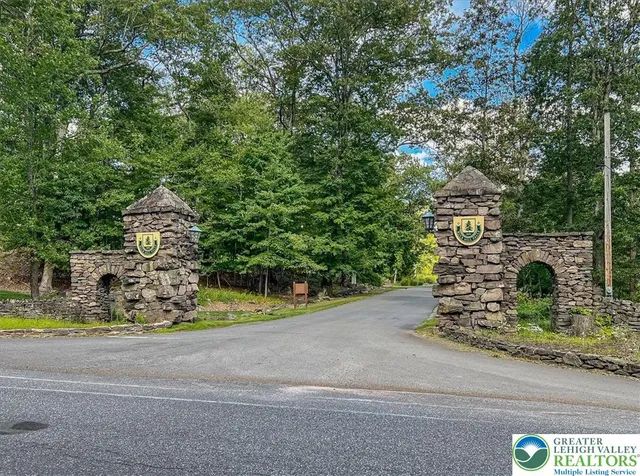 $500,000 | 119 Falls Drive, Cresco, PA 18326