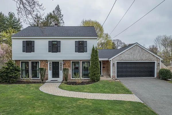 a view of a yard in front of house