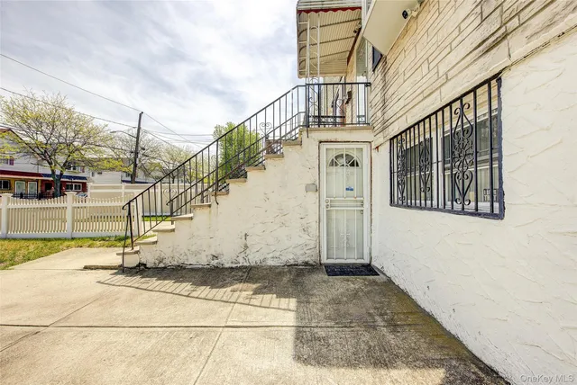 a view of entryway and hall