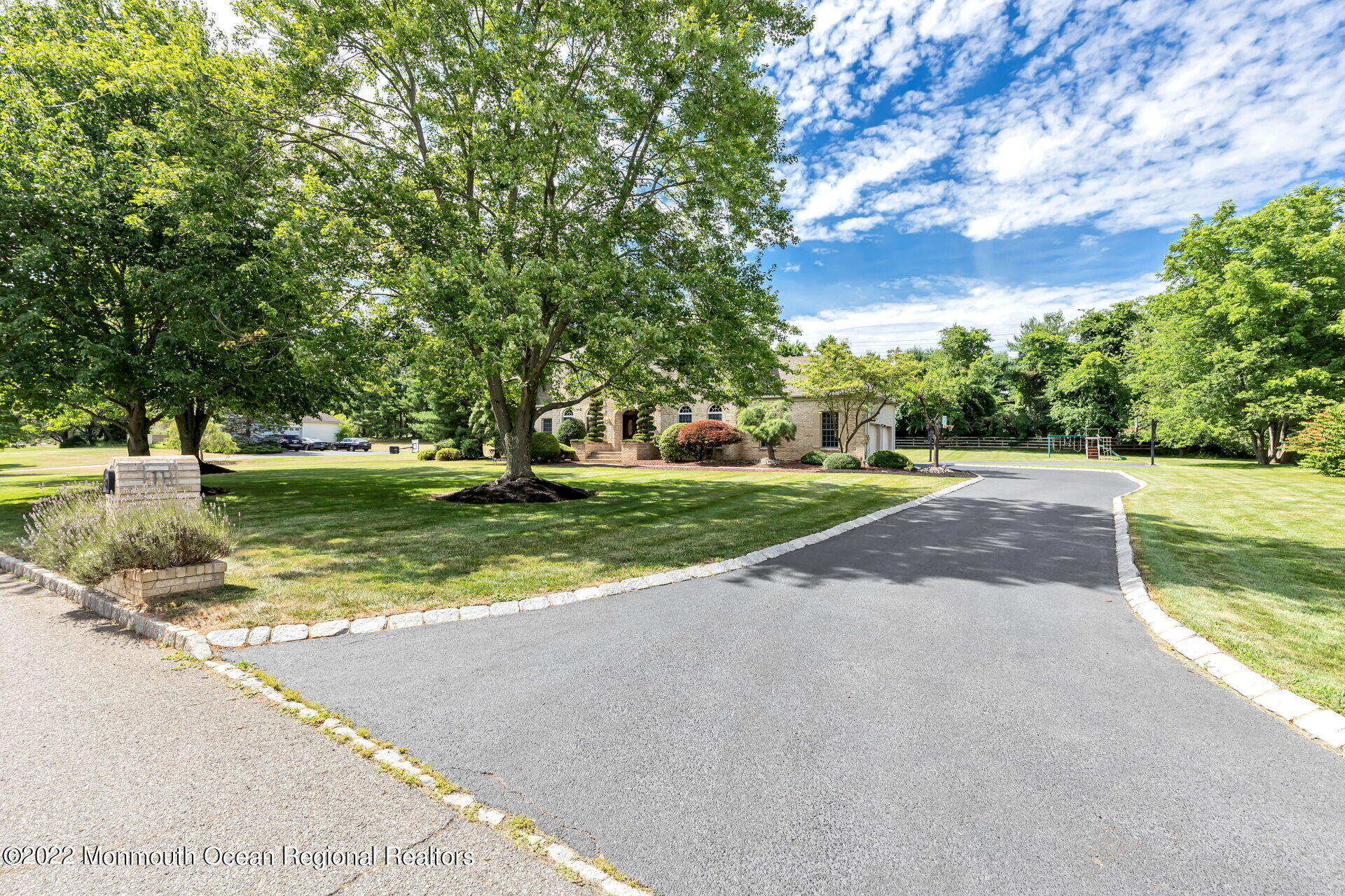 11 Riverside Lane Holmdel, NJ 07733 - Photo 2 of 50 044-1920x1280-photo
