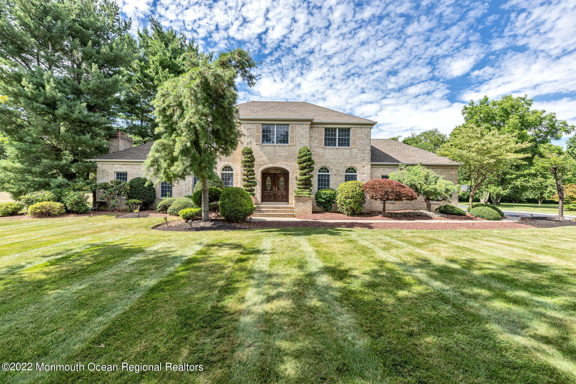 11 Riverside Lane Holmdel, NJ 07733 - Photo 3 of 50 037-1920x1280-photo
