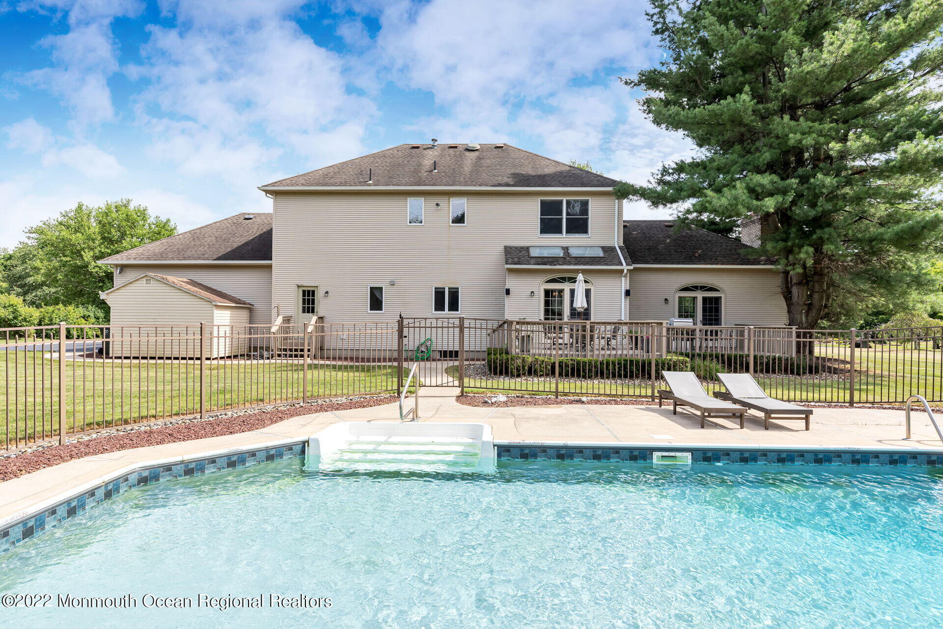 11 Riverside Lane Holmdel, NJ 07733 - Photo 33 of 50 061-1920x1280-photo