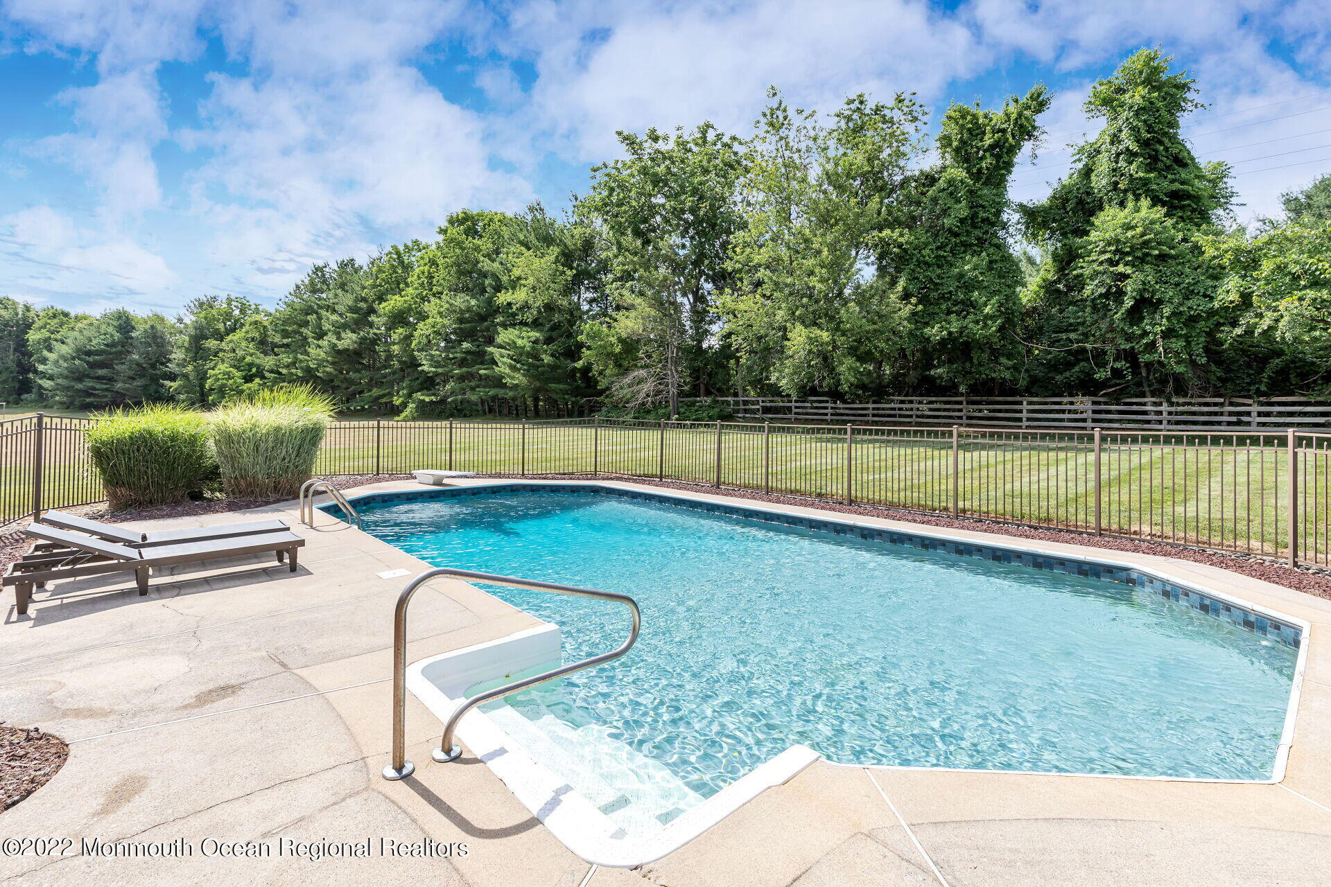 11 Riverside Lane Holmdel, NJ 07733 - Photo 39 of 50 052-1920x1280-photo