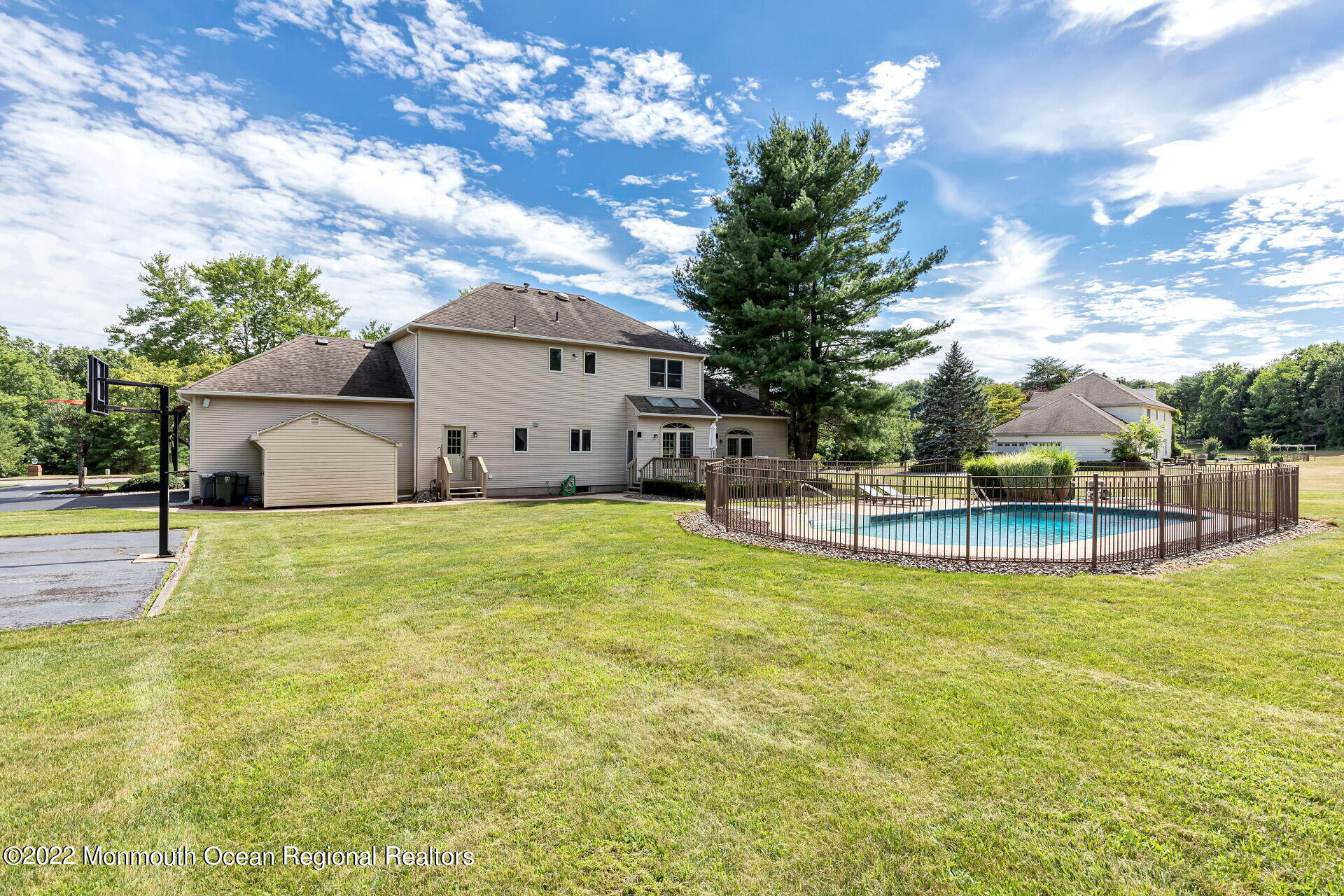 11 Riverside Lane Holmdel, NJ 07733 - Photo 45 of 50 059-1920x1280-photo