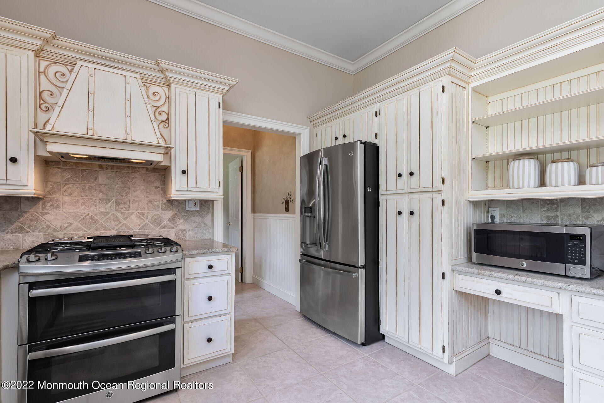 11 Riverside Lane Holmdel, NJ 07733 - Photo 9 of 50 071-1920x1280-photo