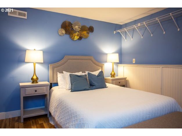 8325 Southwest Terwilliger Boulevard Portland, OR 97219 - Photo 26 of 30 a bedroom with a bed and lamps