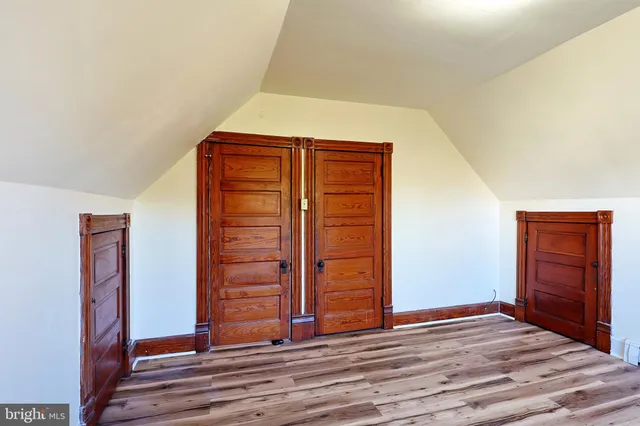 a view of a pathway with a house