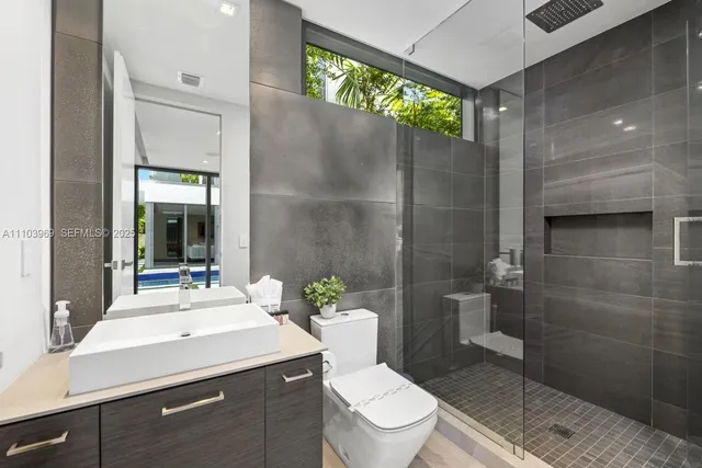 $65,000 | 440 Mola Avenue, Fort Lauderdale, FL 33301