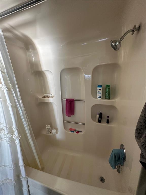 600 County Road 531, Unit 206 Centre, AL 35960 - Photo 34 of 36 a bathroom with a bathtub