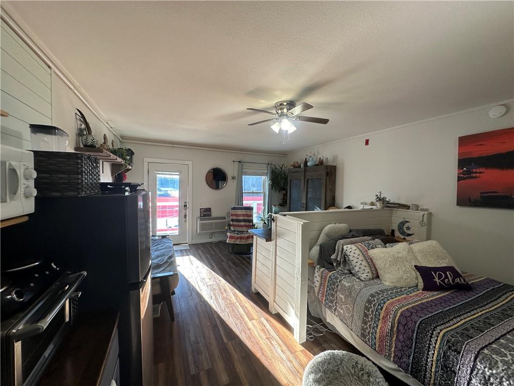 600 County Road 531, Unit 206 Centre, AL 35960 - Photo 36 of 36 a living room with furniture and a flat screen tv