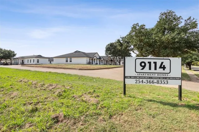 a sign that is on the side of the grass