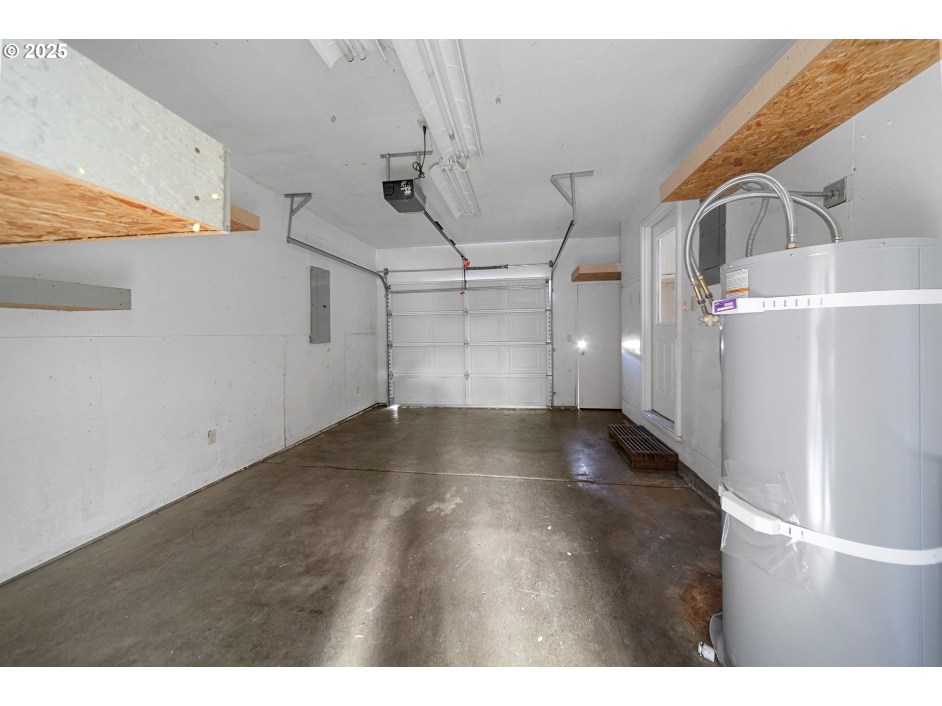698 East Alder Place Reedsport, OR 97467 - Photo 19 of 39 Garage
