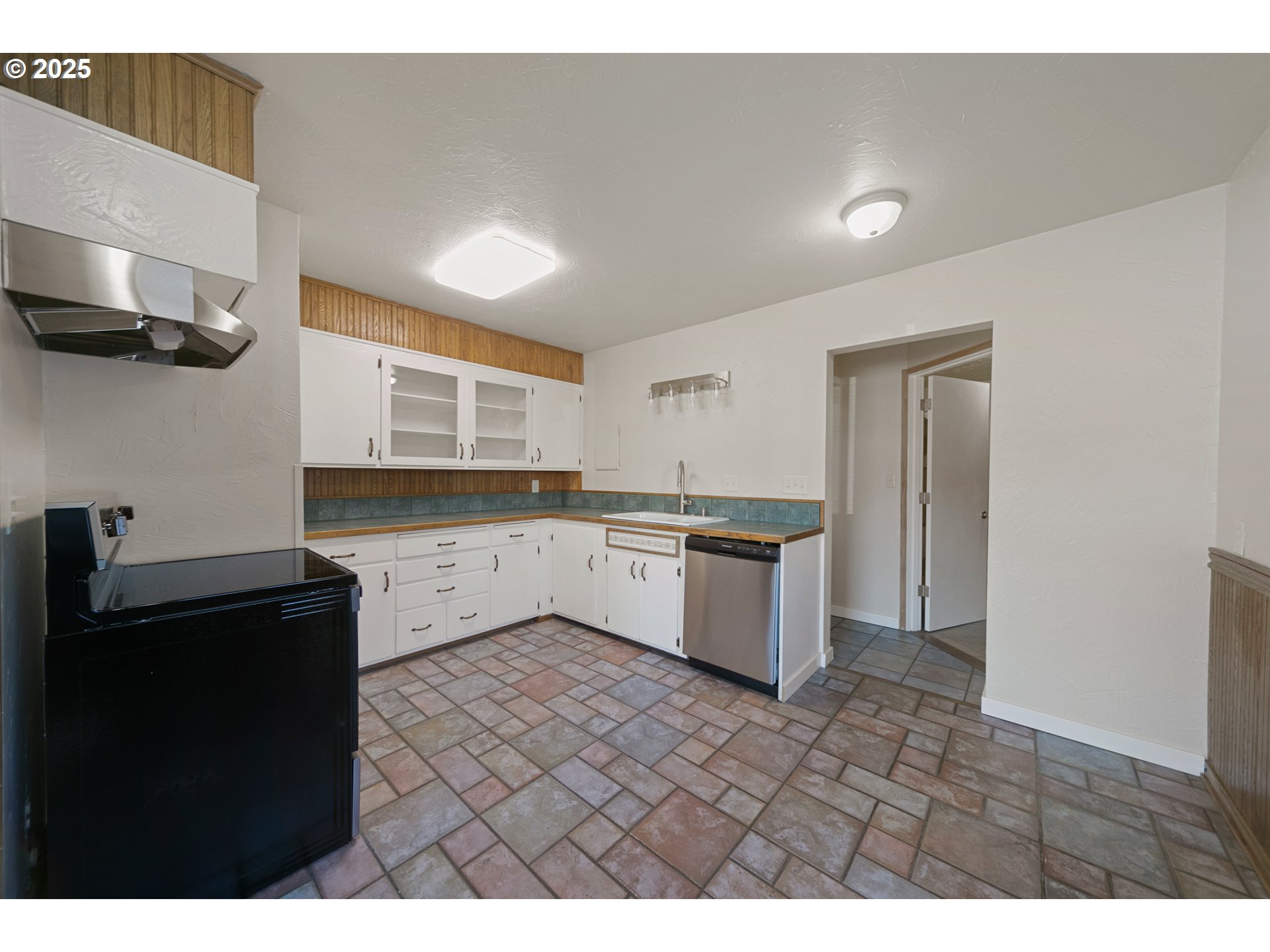 698 East Alder Place Reedsport, OR 97467 - Photo 3 of 39 Kitchen
