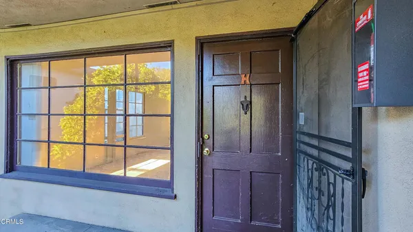 a view of a house with backyard and garden