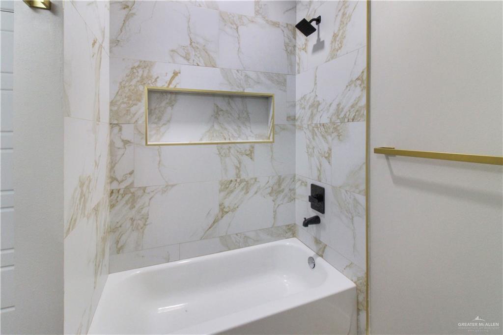 810 South Athol Street, Unit 1 Pharr, TX 78577 - Photo 8 of 15 a bathroom with a bathtub