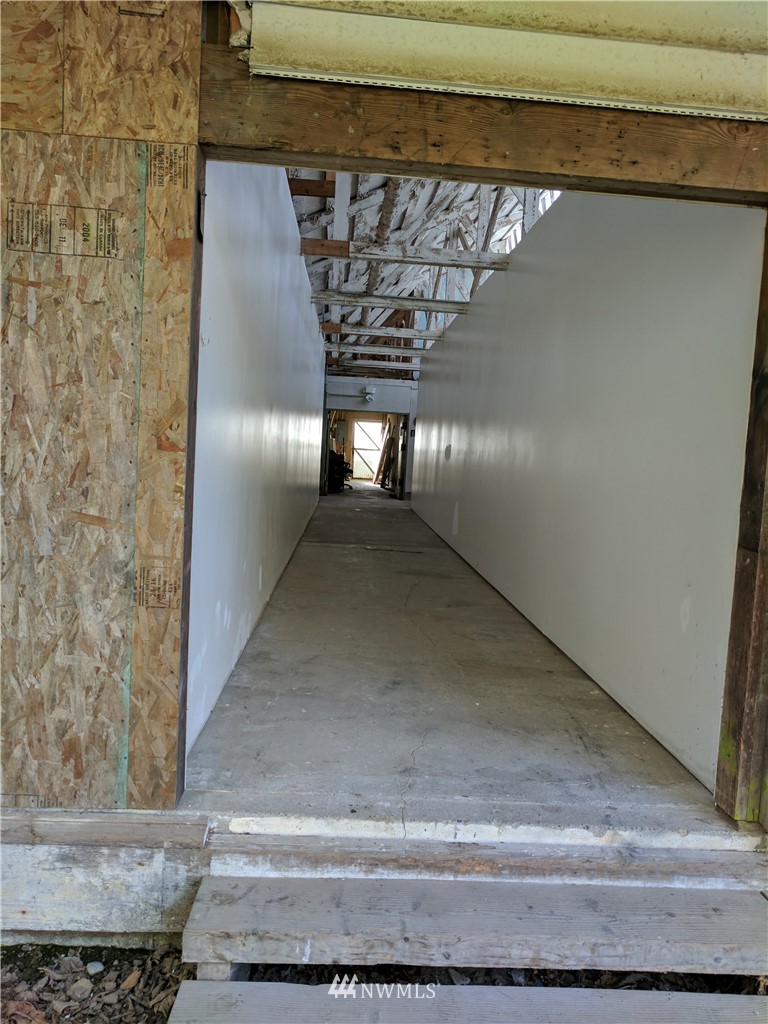 18527 Beall Road Southwest Vashon, WA 98070 - Photo 25 of 26 a view of entryway